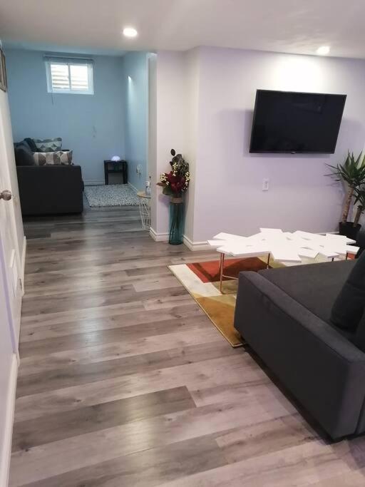 Cozy Nest Basement Unit Appartement Hamilton Buitenkant foto